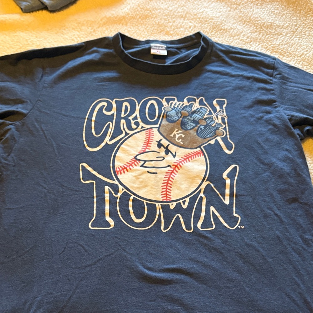 KC Royals Crown Town Navy Graphic Charlie Hustle T-Shirt-XL